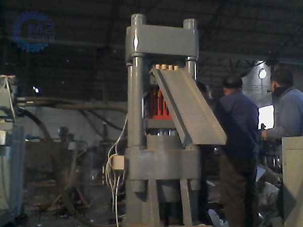 壓塊機設(shè)備